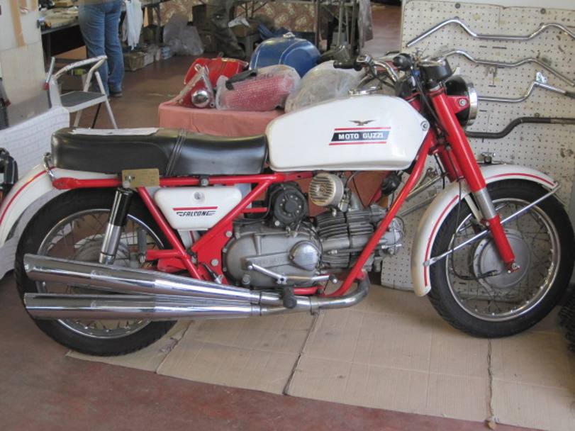 Una Moto Guzzi Falcone del 1971